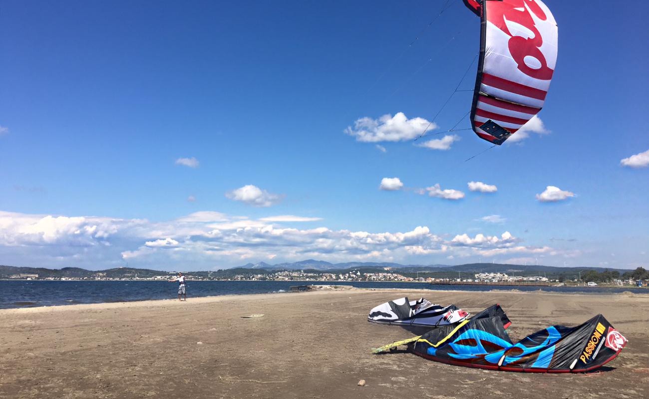 Photo de Pusula Otel Beach avec sable gris de surface