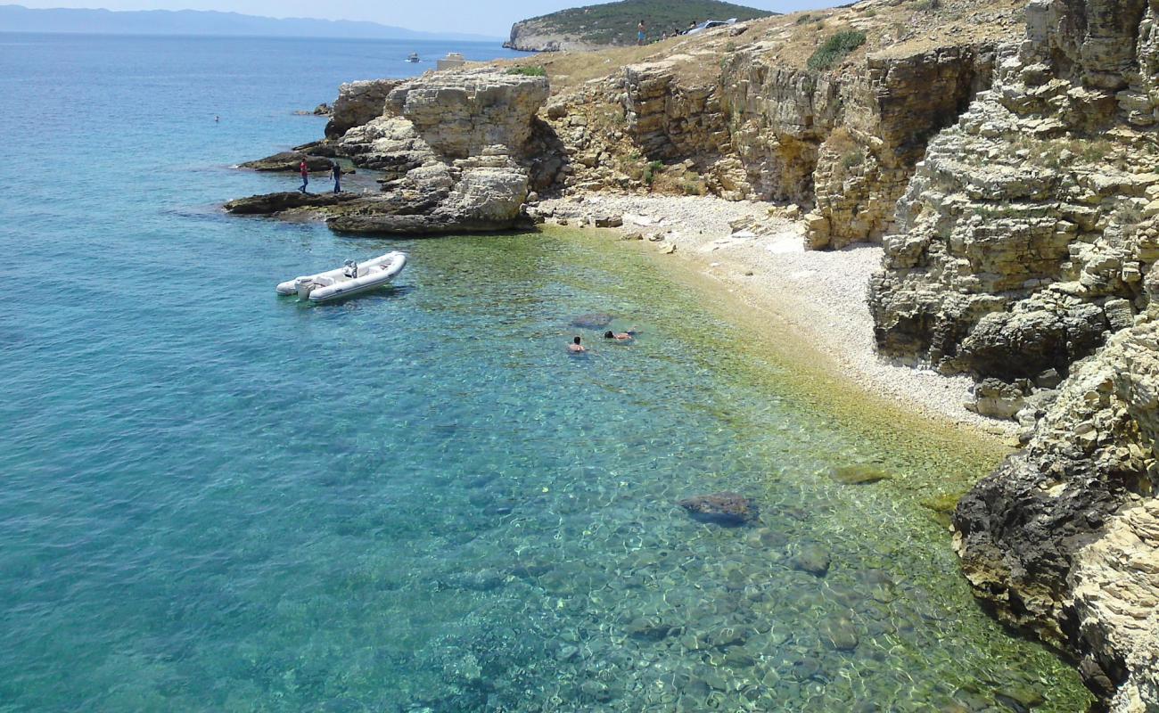 Photo de Ibrice Hidden Bay avec terrain rocheux de surface