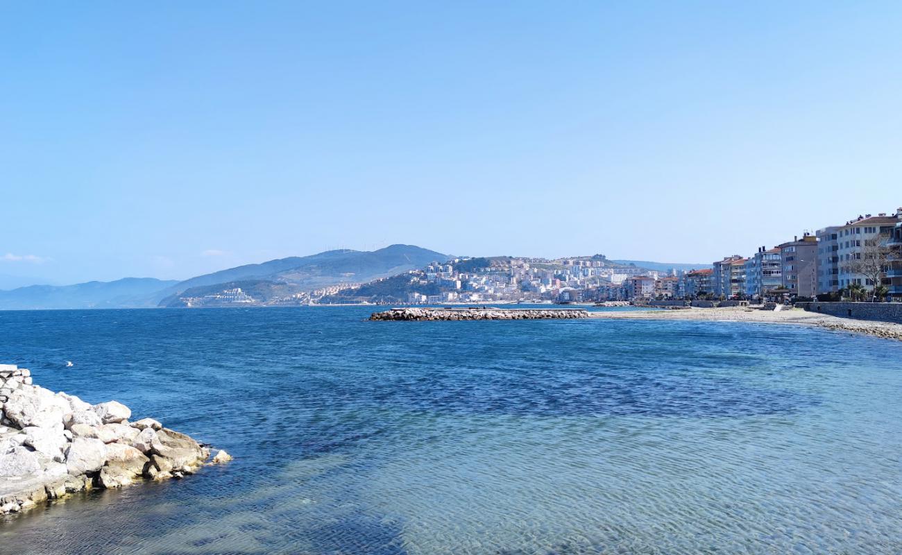 Photo de Burgaz Halk Plaji avec sable gris & galets de surface