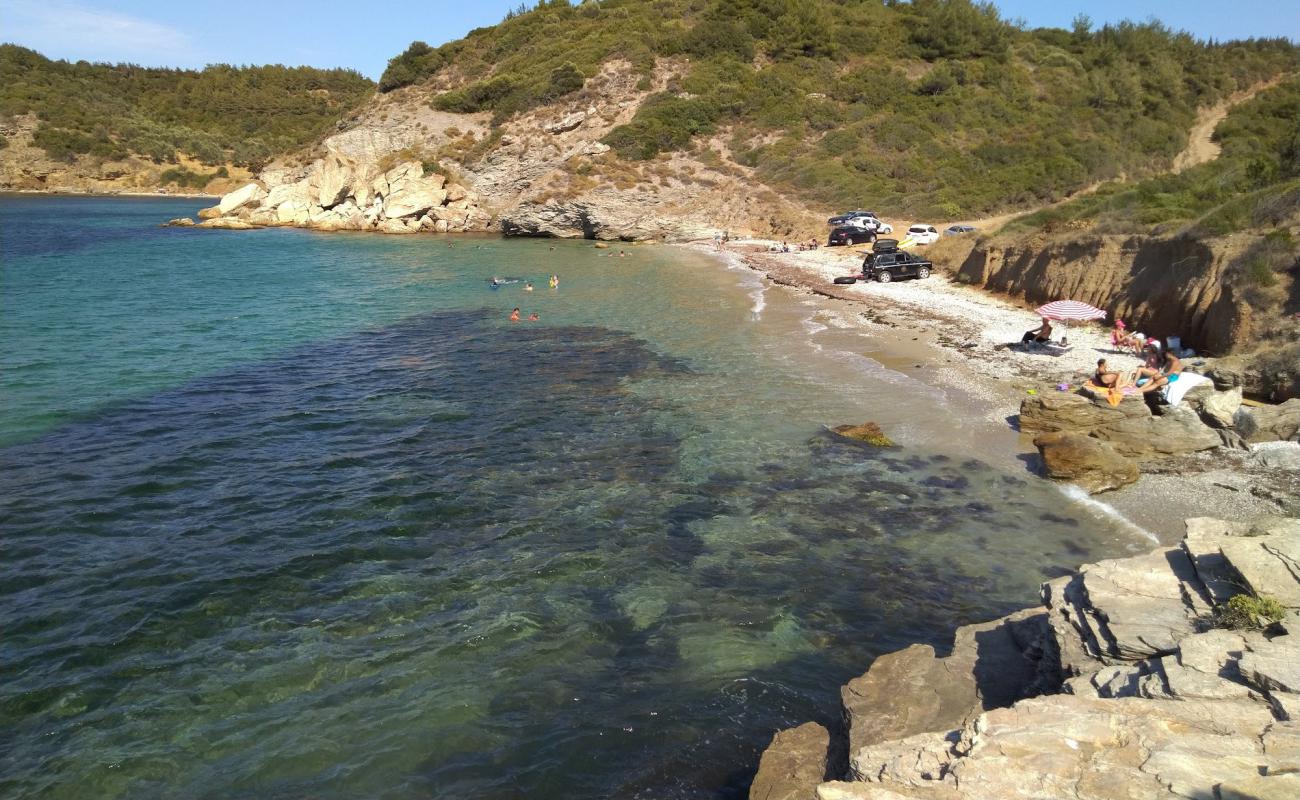 Photo de Guzel Koy avec sable beige & galets de surface
