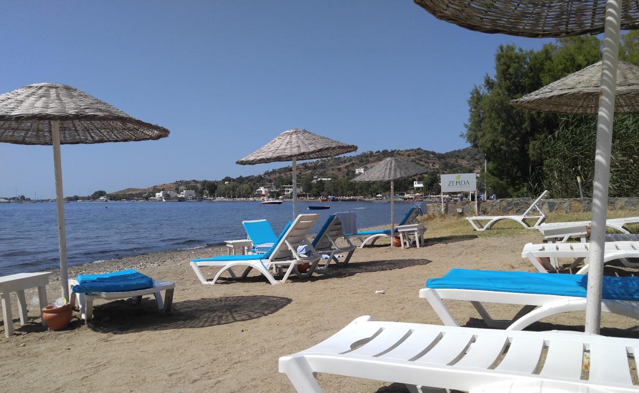 Photo de Zemda Beach avec sable gris de surface