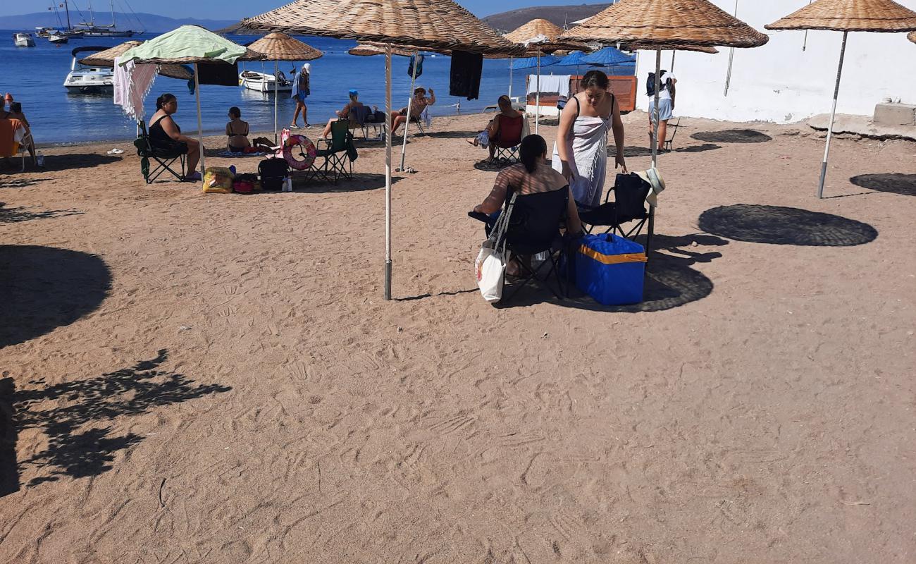 Photo de Ortakent Muskebi Halk Plaji avec sable gris de surface