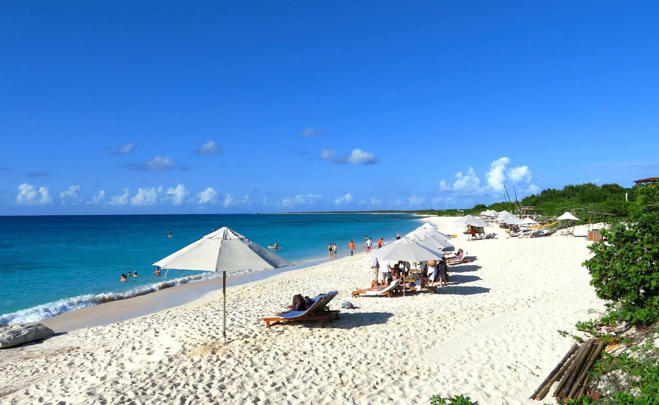 Photo de Malcolm's Road beach avec sable blanc de surface