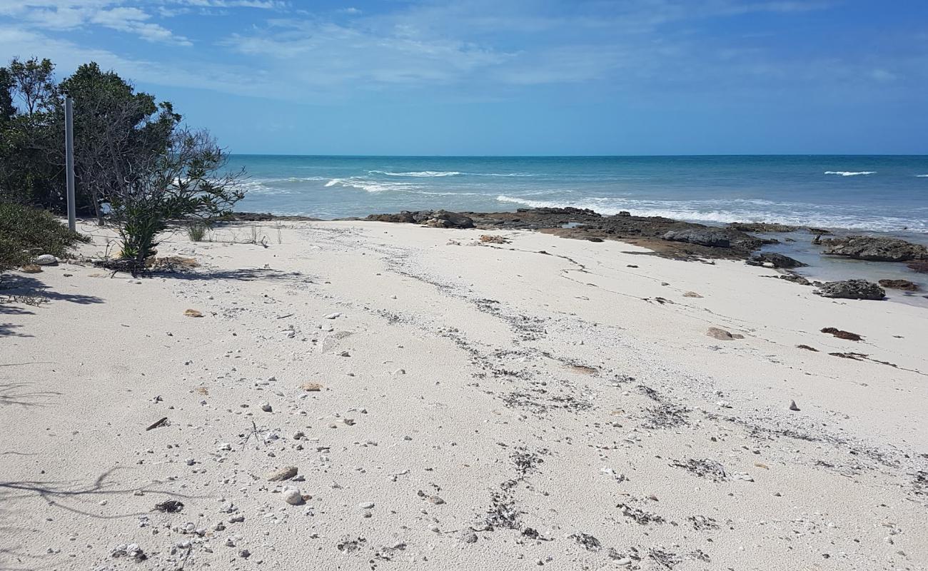 Photo de Simeon Rugby Hole beach avec sable brillant et rochers de surface