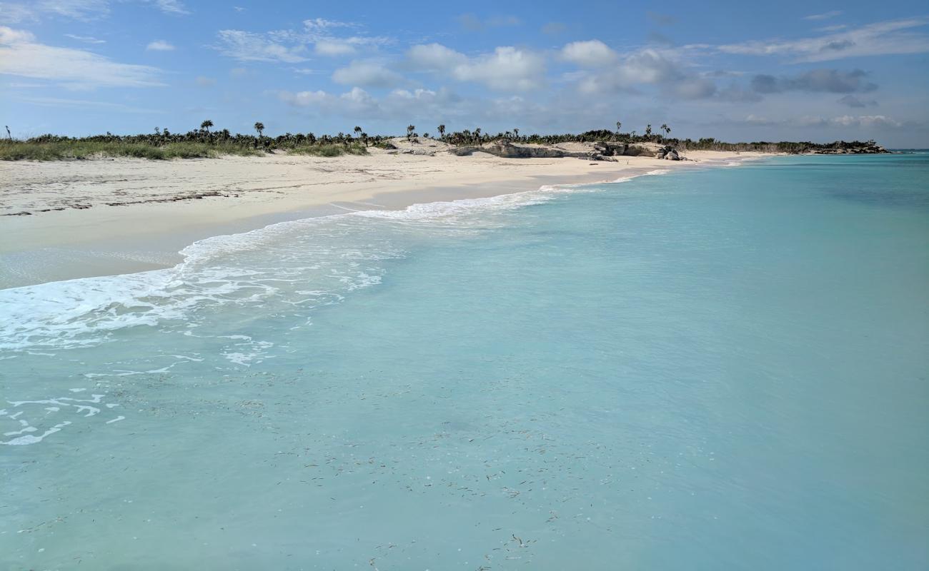 Photo de Half Moon Bay avec sable beige fin de surface