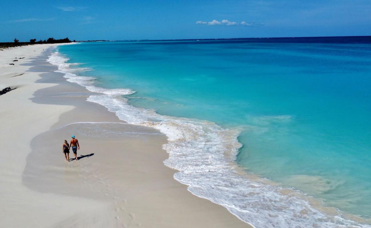 Photo de Pine Cay beach avec sable beige fin de surface