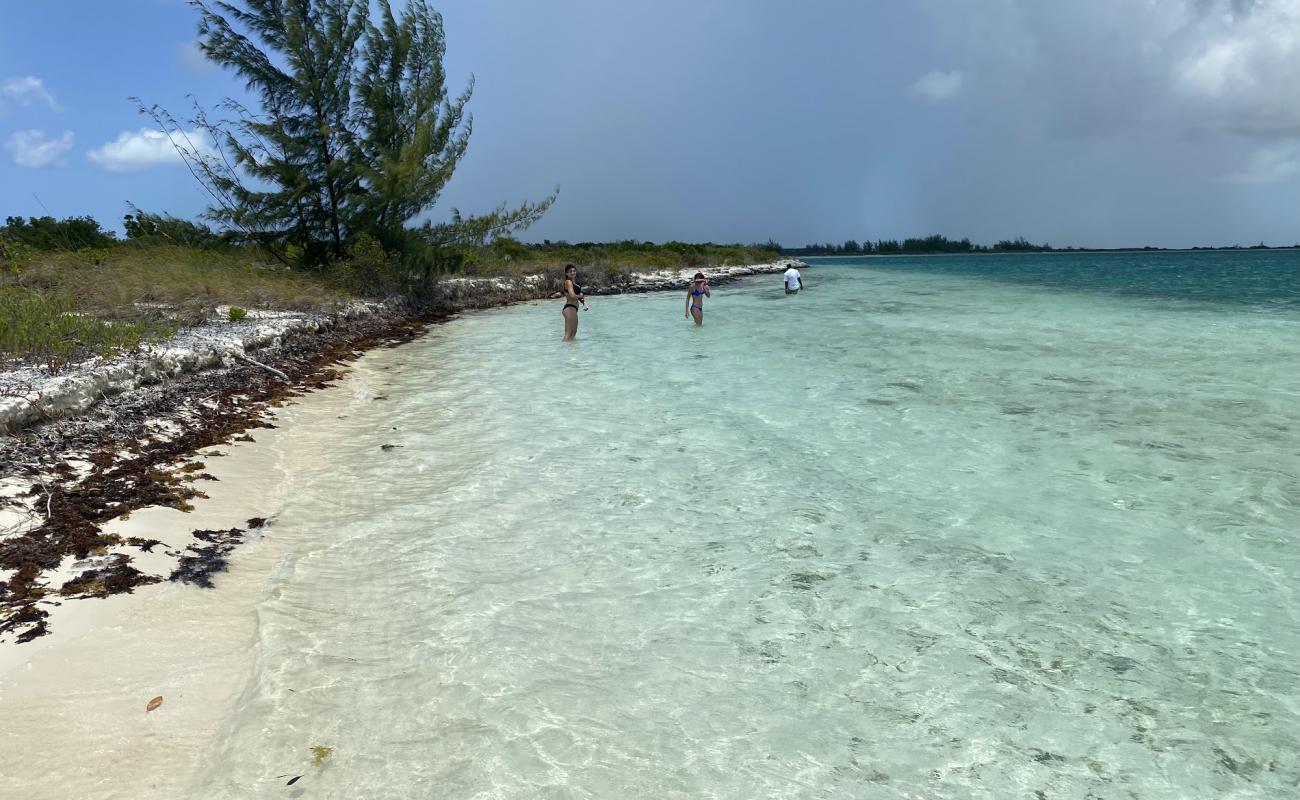 Photo de Fort St. George Cay avec sable beige fin de surface