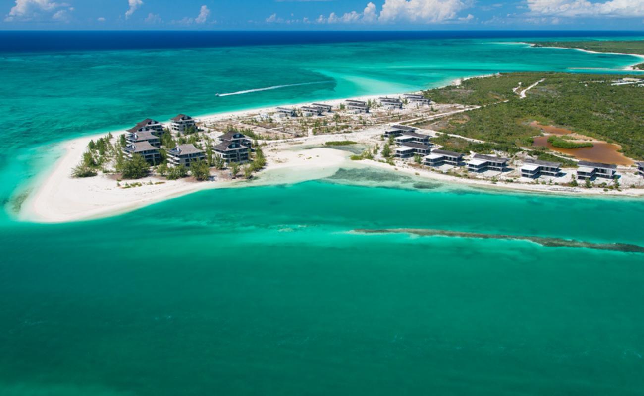 Photo de Dellis Cay beach avec sable beige fin de surface