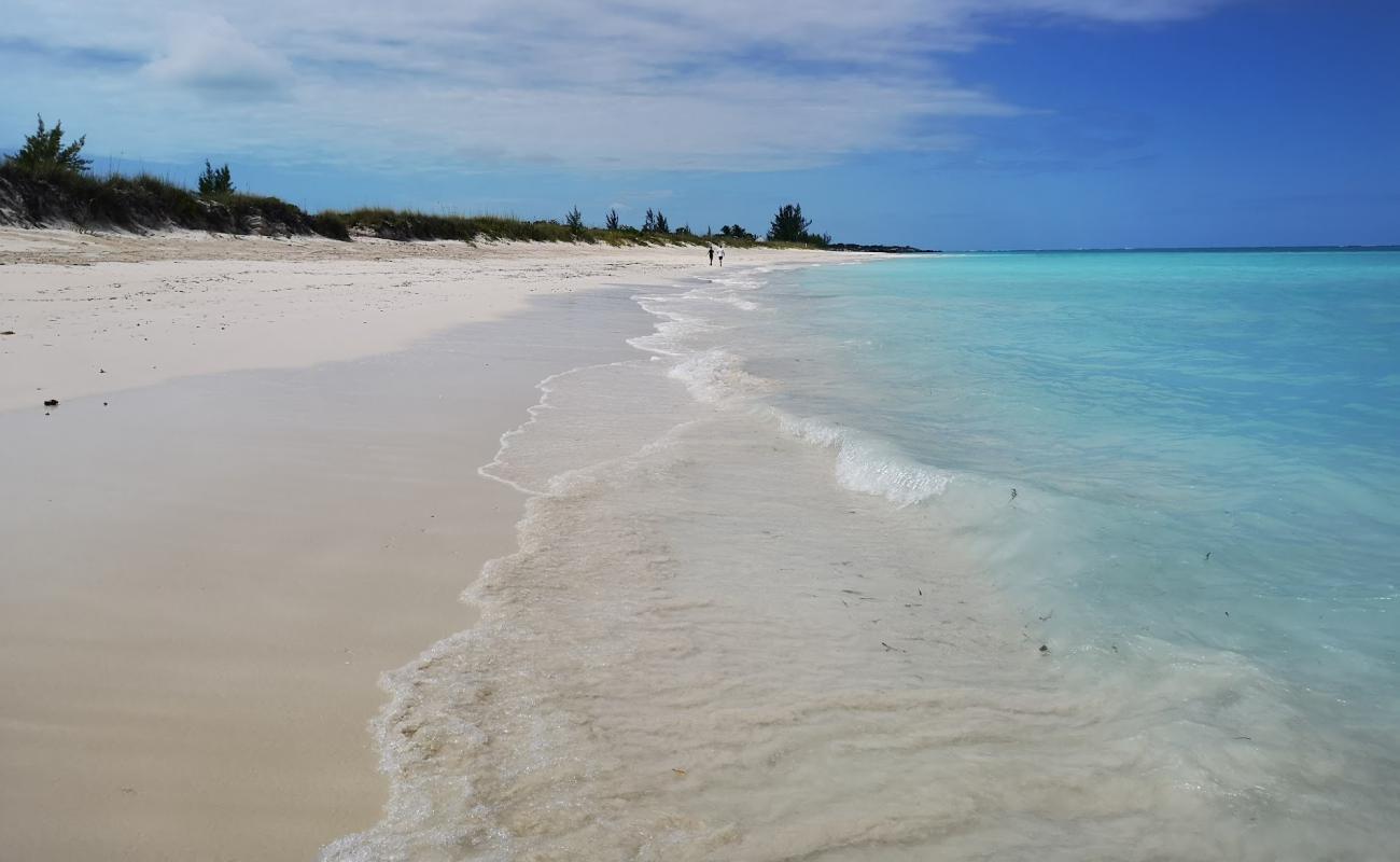 Photo de Plage de Parrot Cay avec sable fin et lumineux de surface