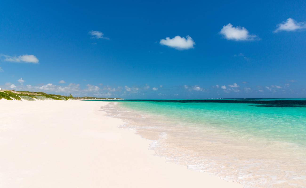 Photo de South Caicos beach avec sable beige fin de surface