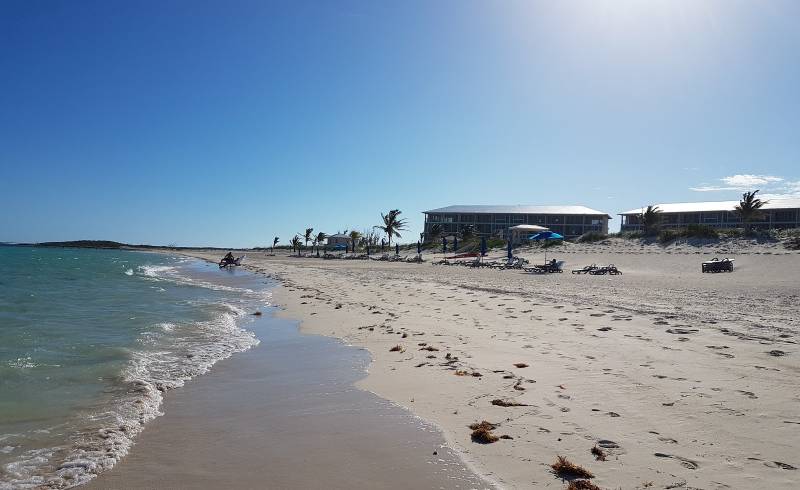 Photo de East Bay Caicos avec sable beige fin de surface