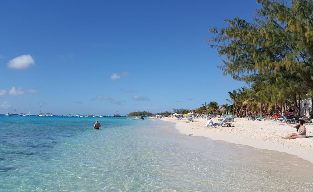 Photo de Plage du Governor avec sable fin et lumineux de surface