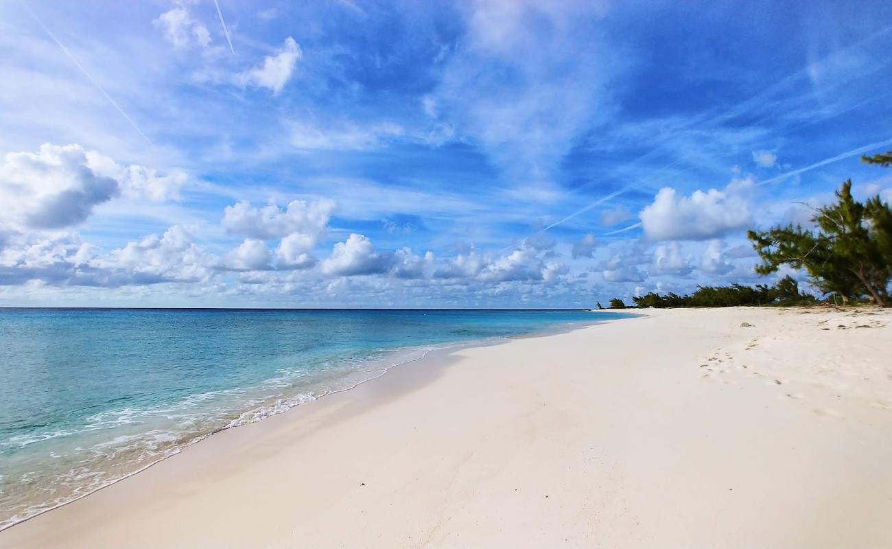 Photo de Norman Saunders beach avec sable fin et lumineux de surface