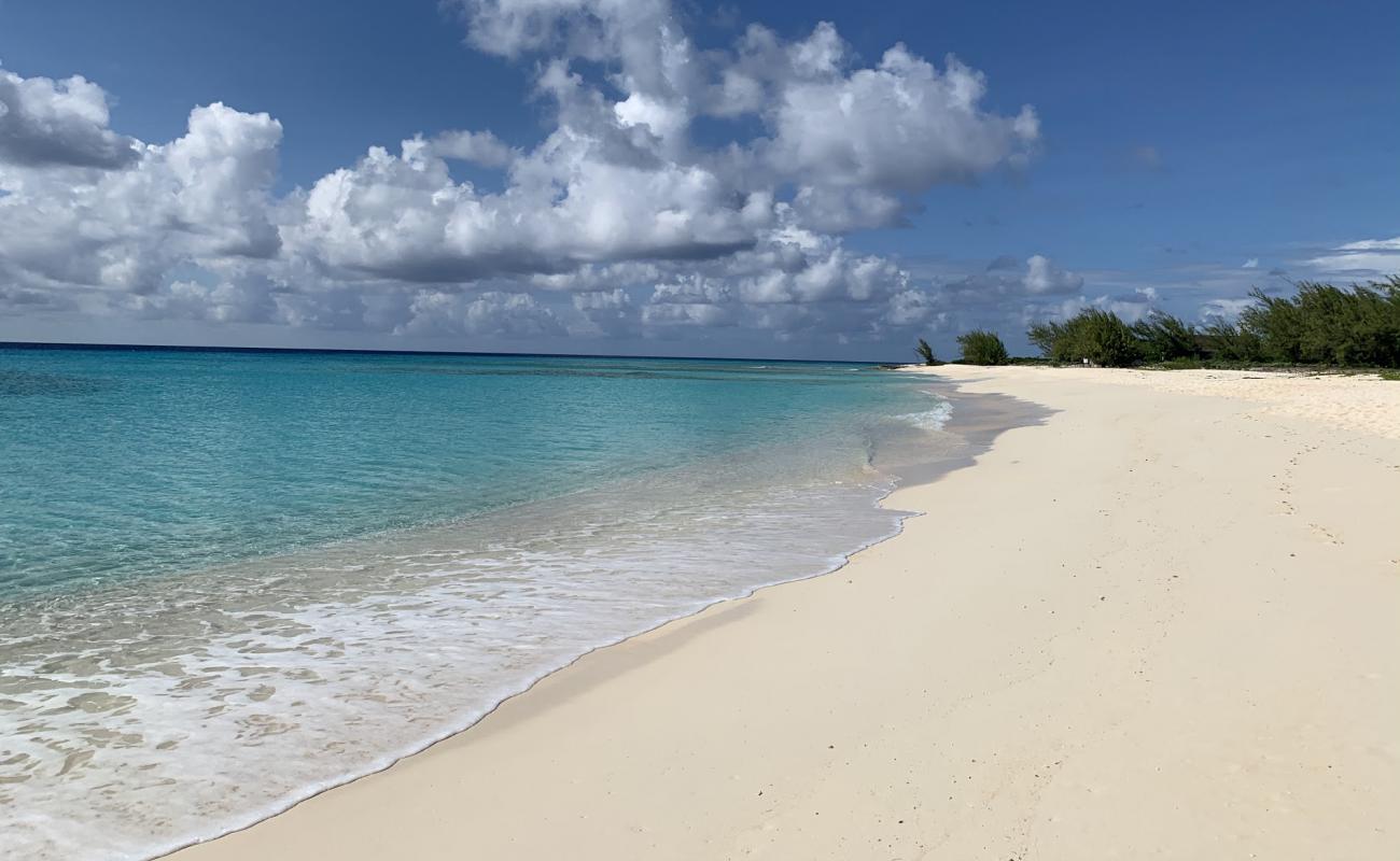 Photo de Cockburn Town beach II avec sable beige de surface