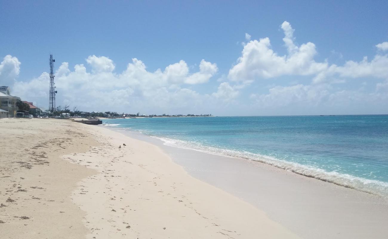 Photo de Cockburn Town beach avec sable beige fin de surface