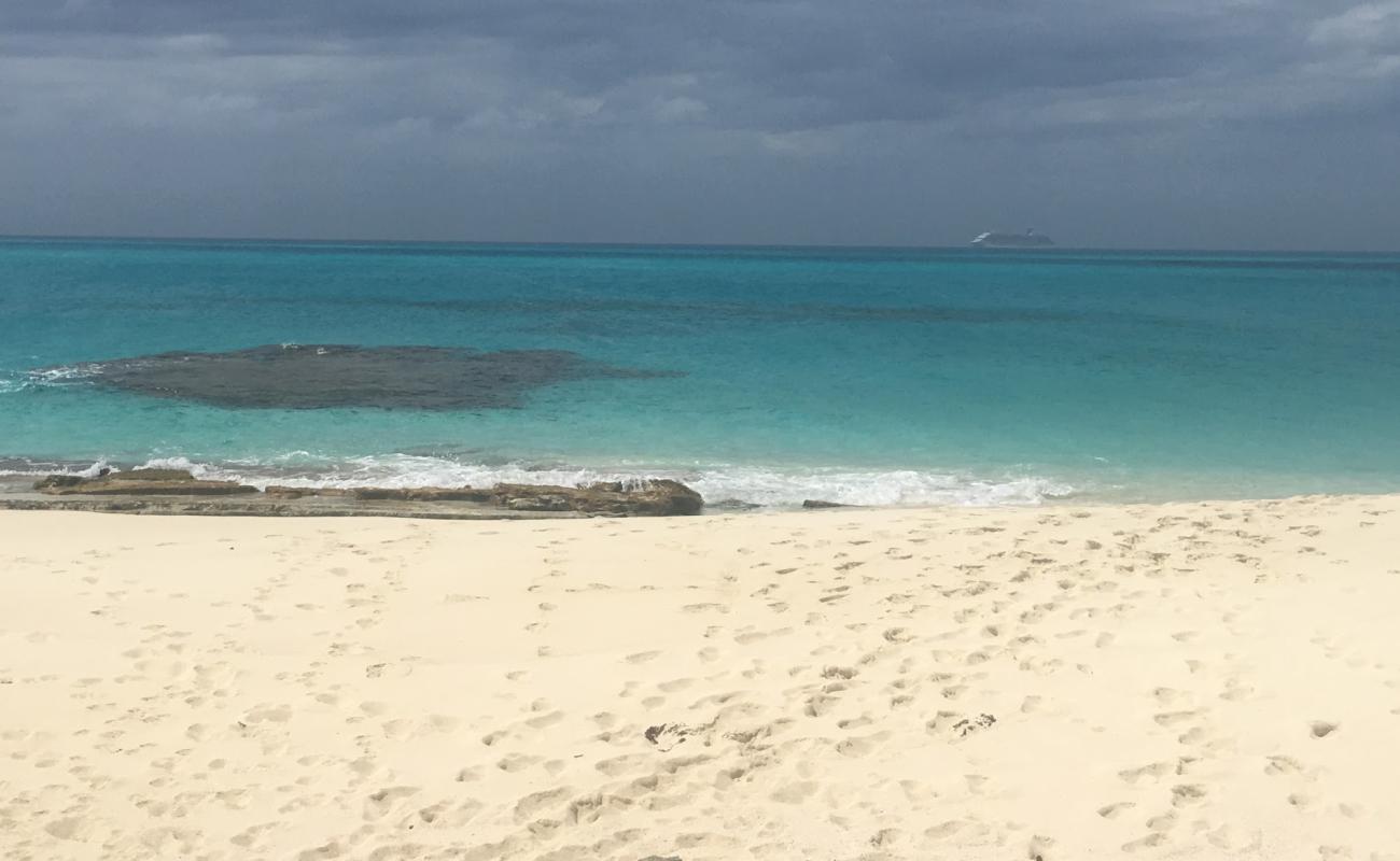 Photo de Salt Cay beach avec sable beige fin de surface