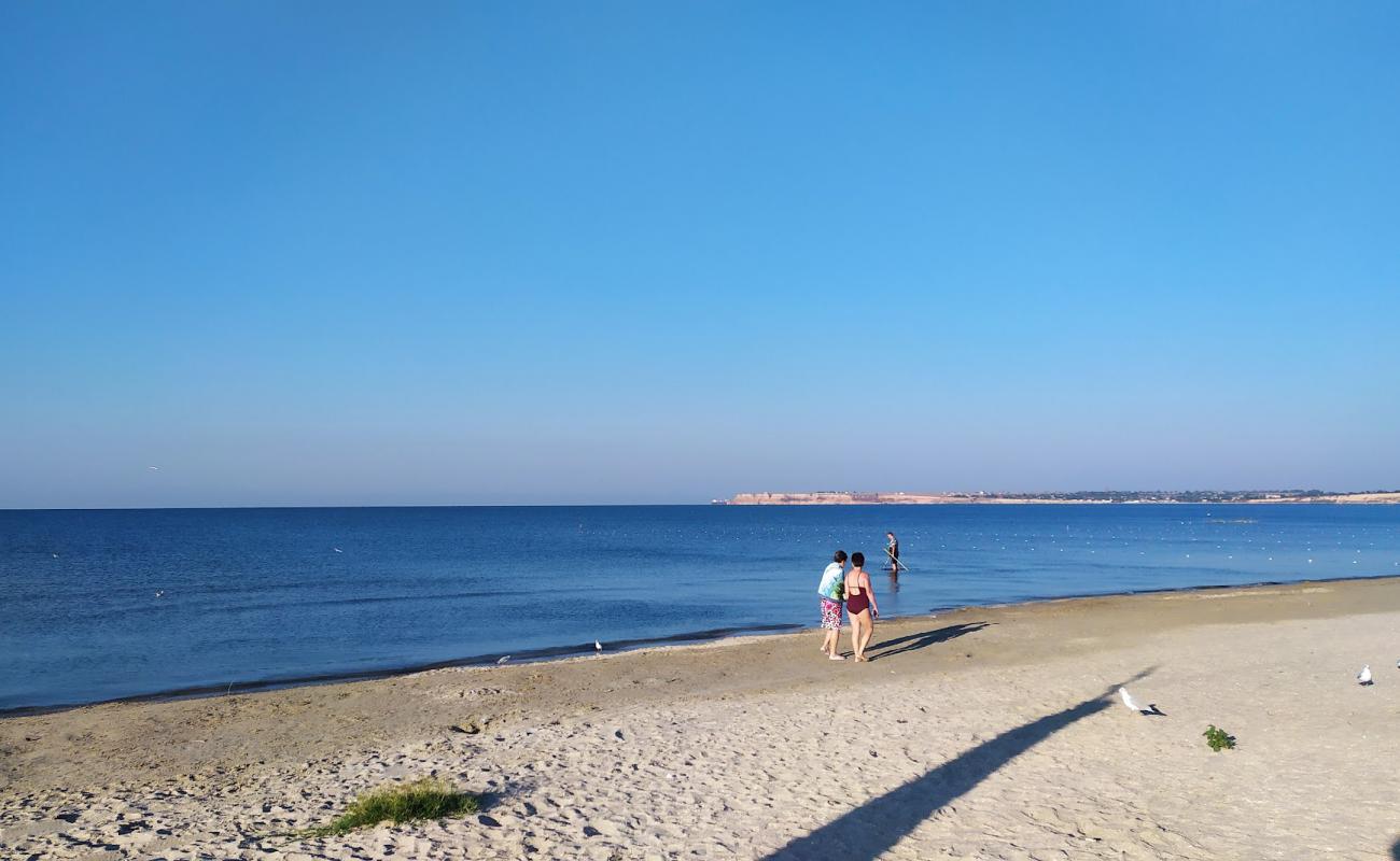 Photo de Rybakovka Plyazh avec sable lumineux de surface