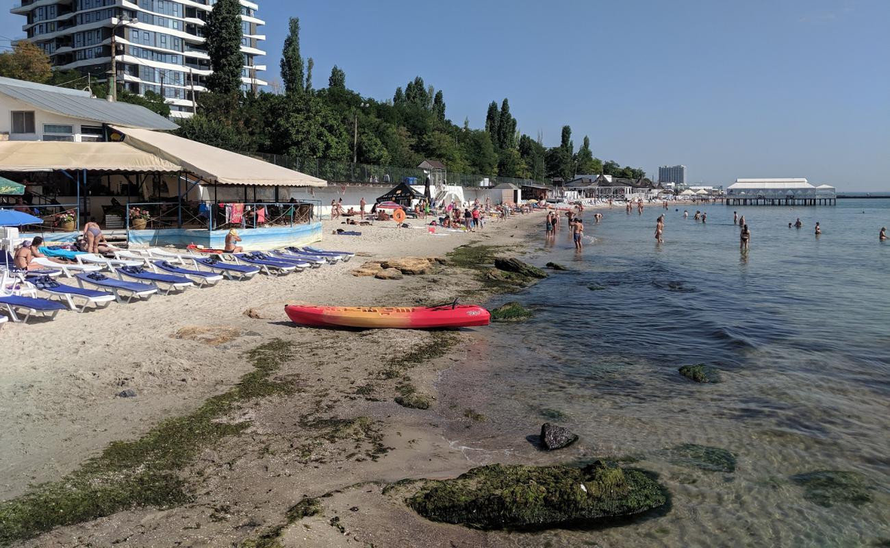 Photo de Riv'yera Plyazh avec sable beige fin de surface