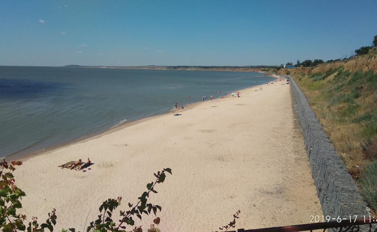 Photo de Plyazh Bezymennoye avec sable lumineux de surface