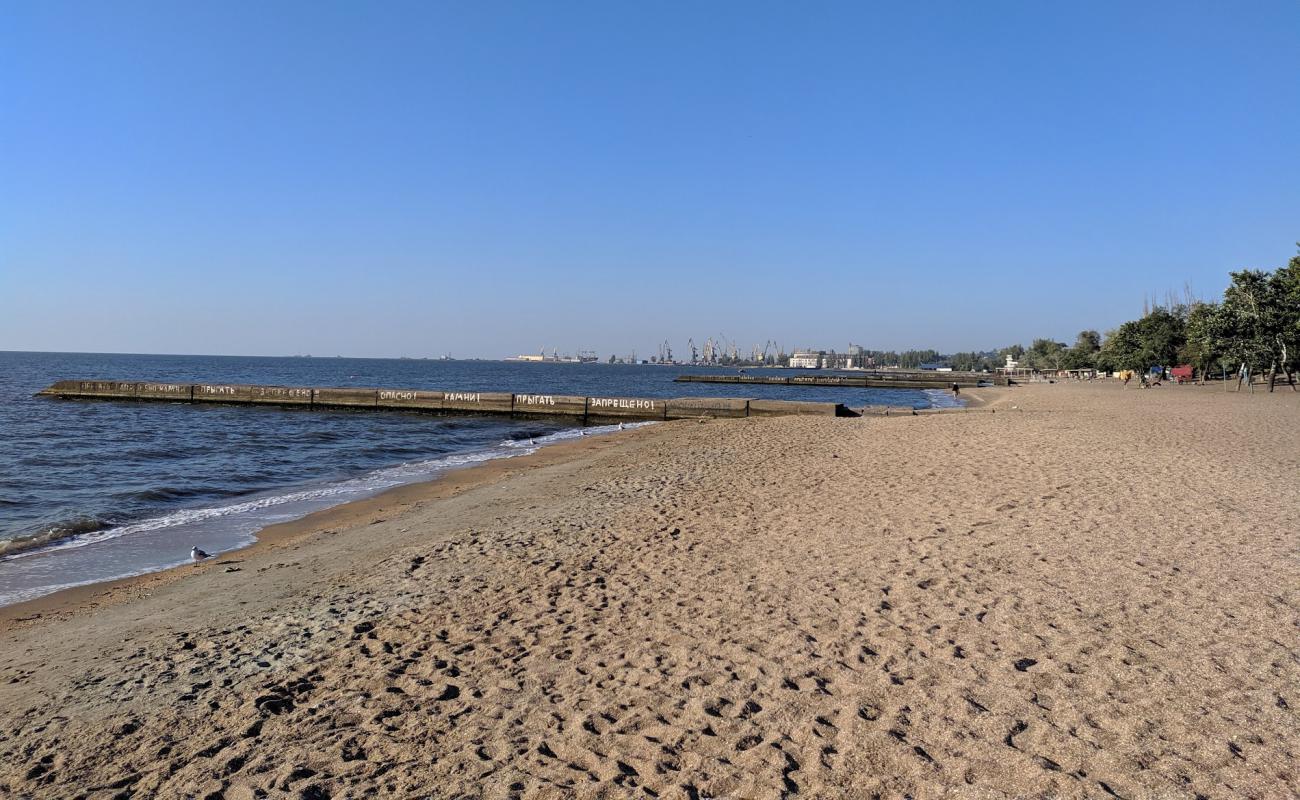 Photo de Mariupol'skiy Plyazh avec sable lumineux de surface