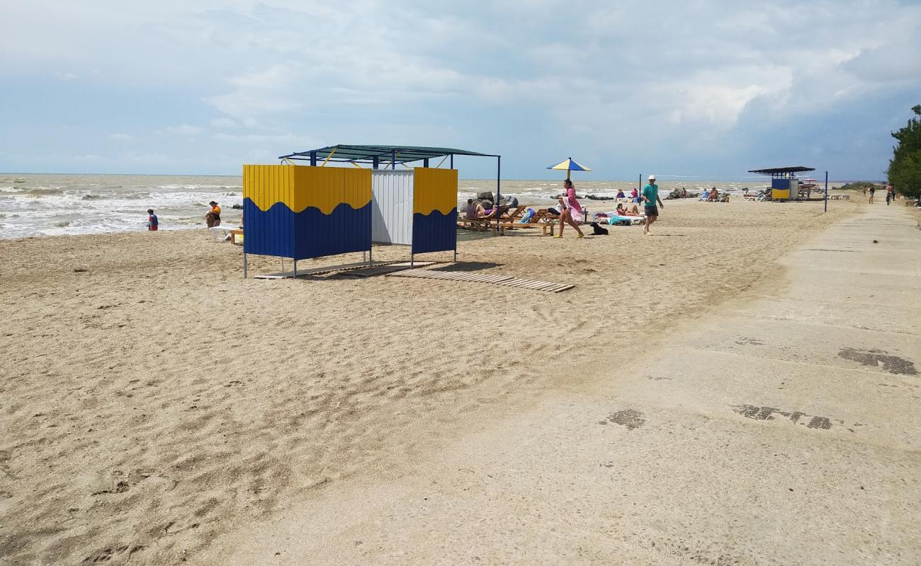 Photo de Plyazh Naberezhnoye II avec sable coquillier lumineux de surface