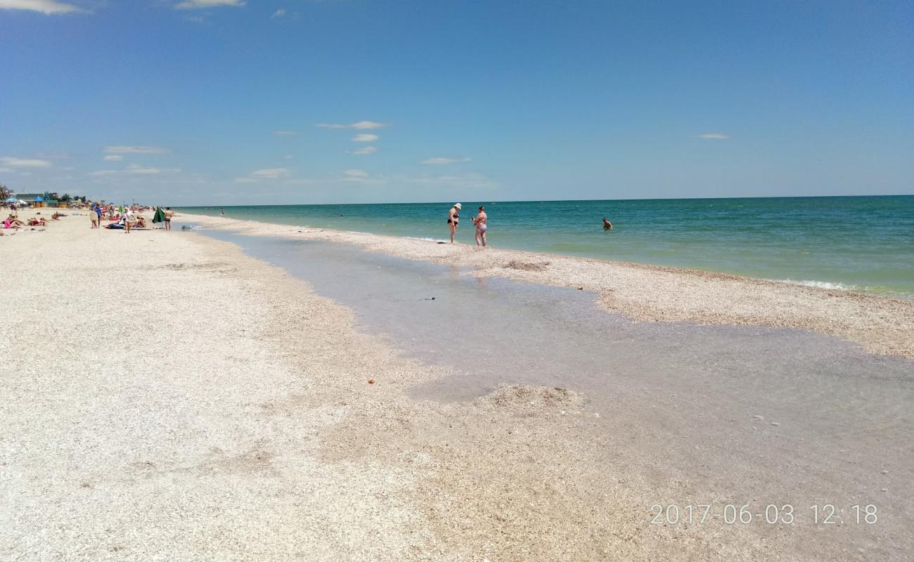 Photo de Plyazh Fedotova kosa I avec sable coquillier lumineux de surface