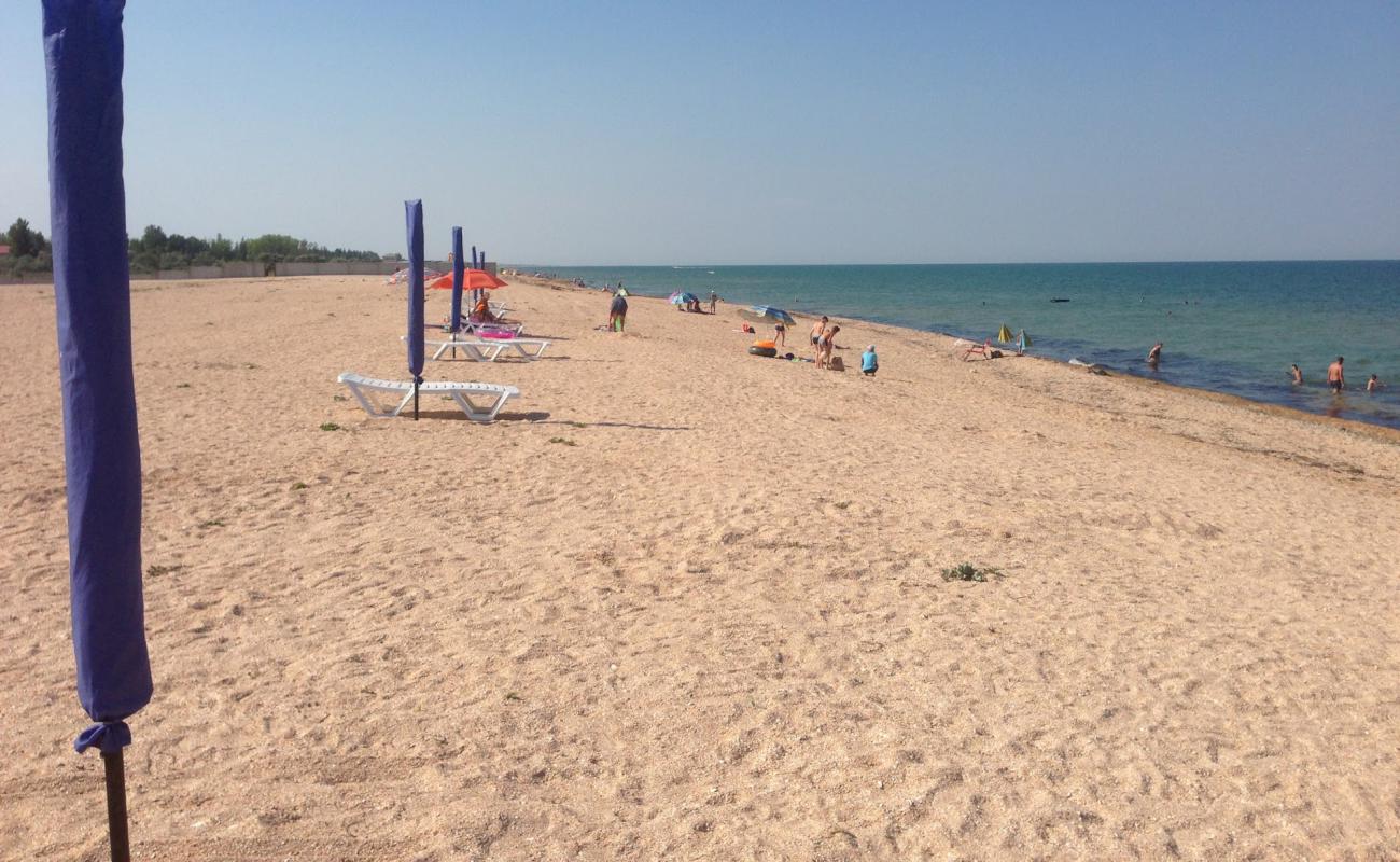 Photo de Plyazh Strelkovoe avec sable coquillé beige de surface
