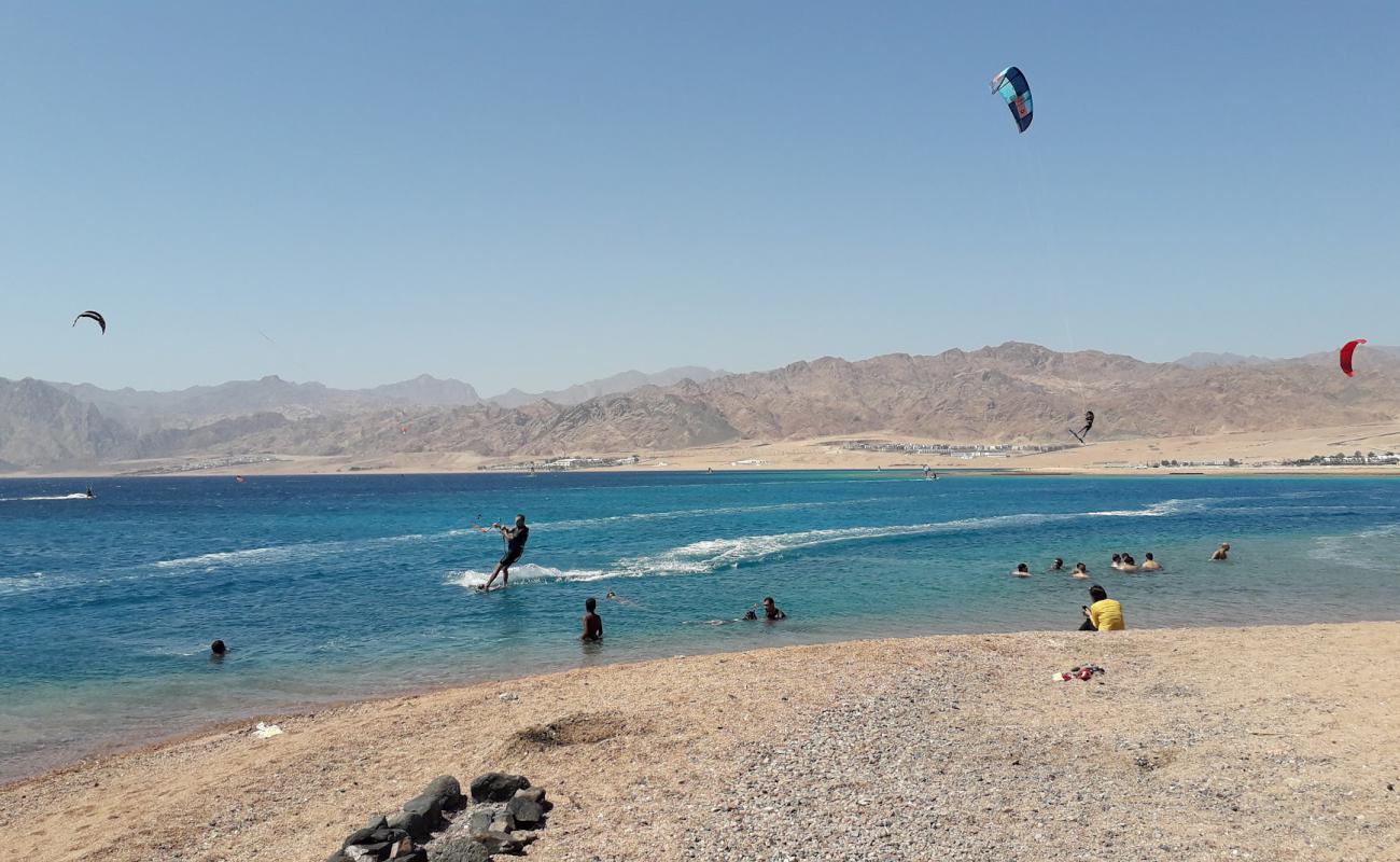 Photo de Dahab Lagoon beach II avec sable lumineux de surface