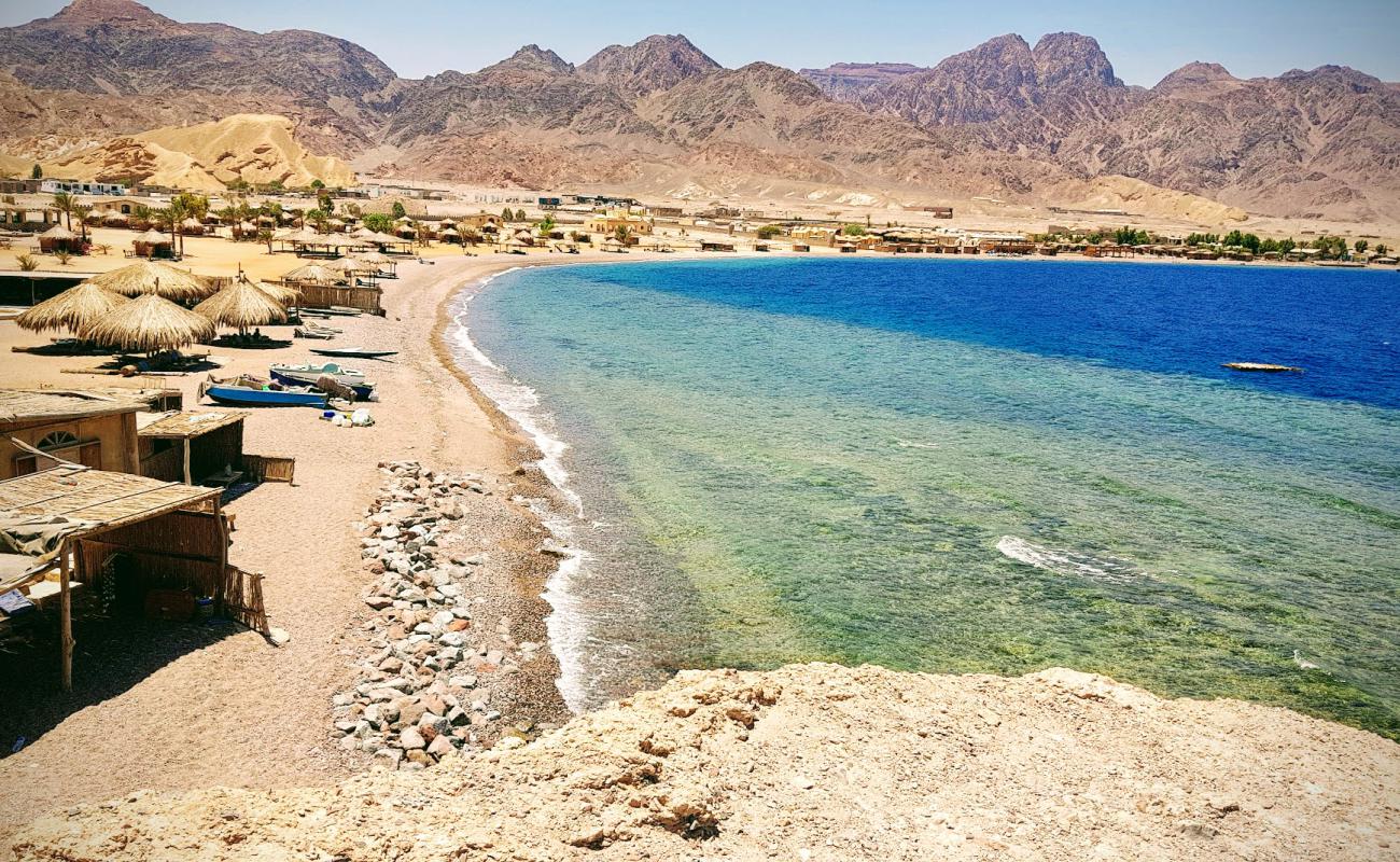 Photo de Ras Shaitan beach avec sable lumineux de surface