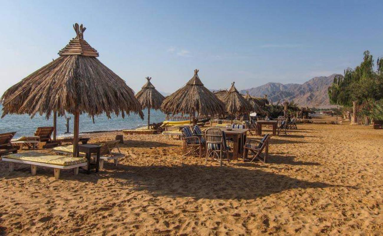 Photo de Al Magarra beach avec sable lumineux de surface