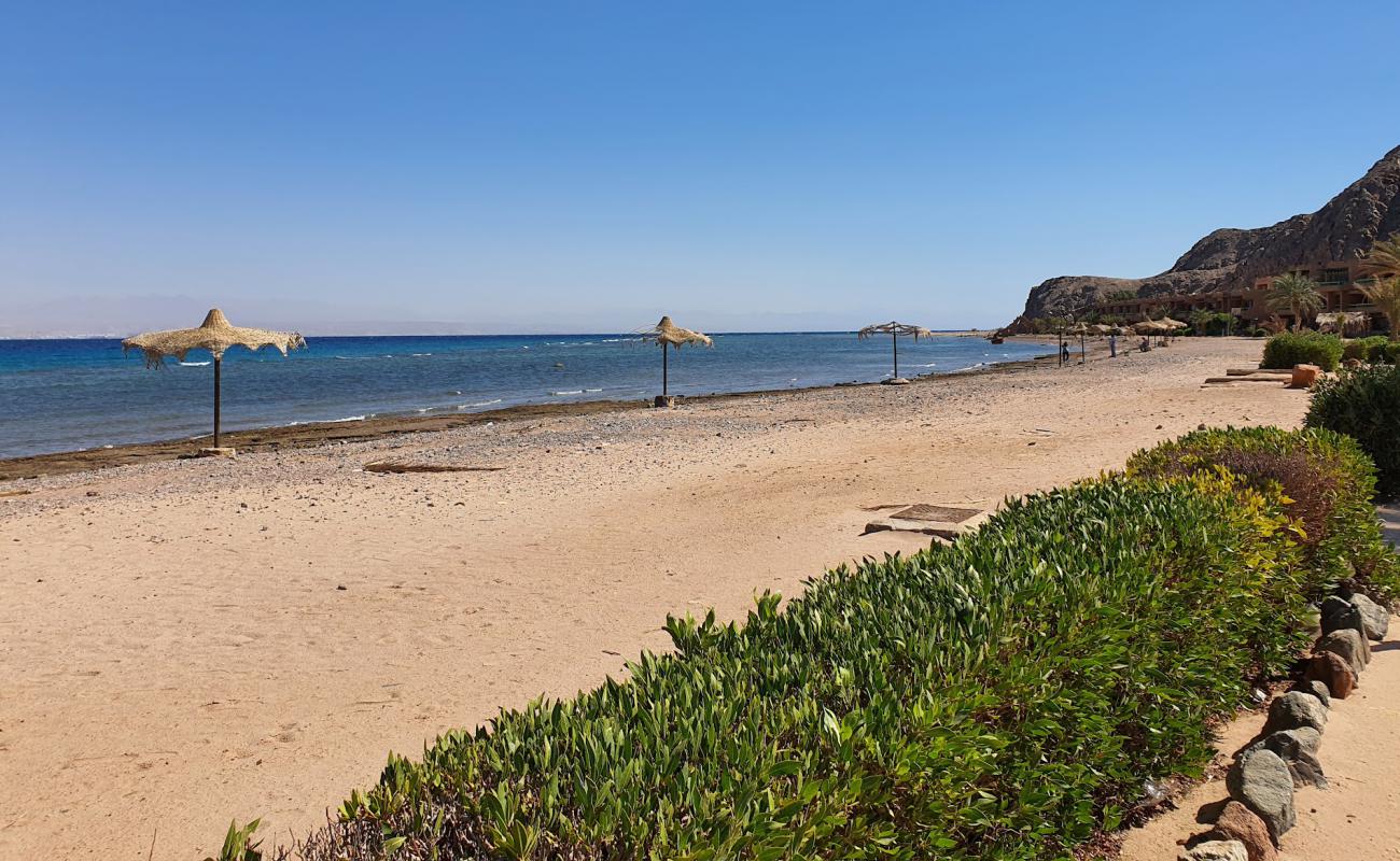 Photo de Saladin Hotel Taba avec galets beige de surface