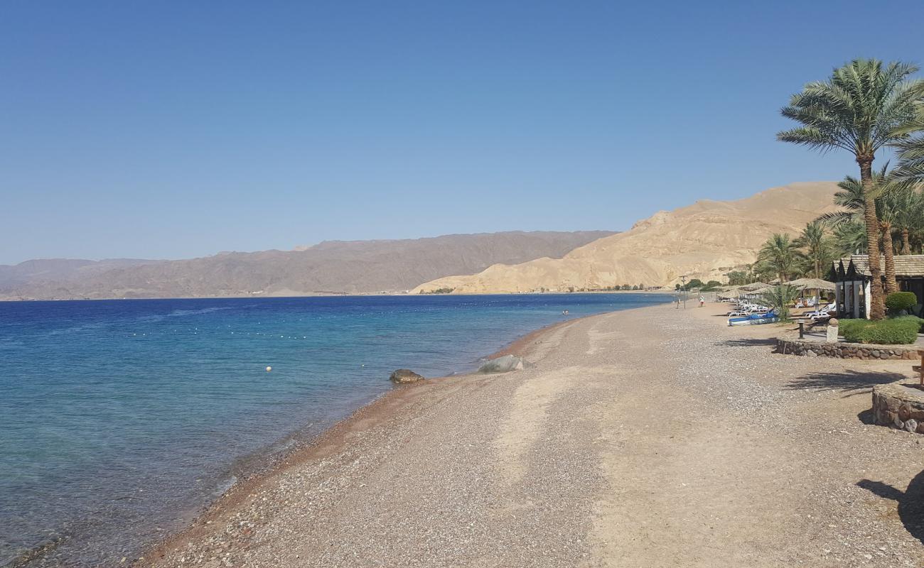 Photo de Movenpick Taba avec sable gris avec roches de surface