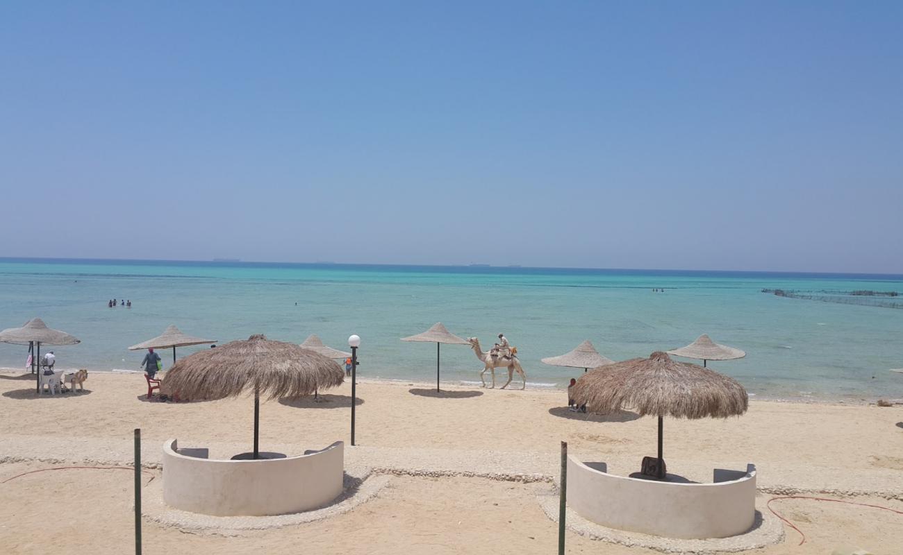 Photo de Calypso Beach avec sable lumineux de surface