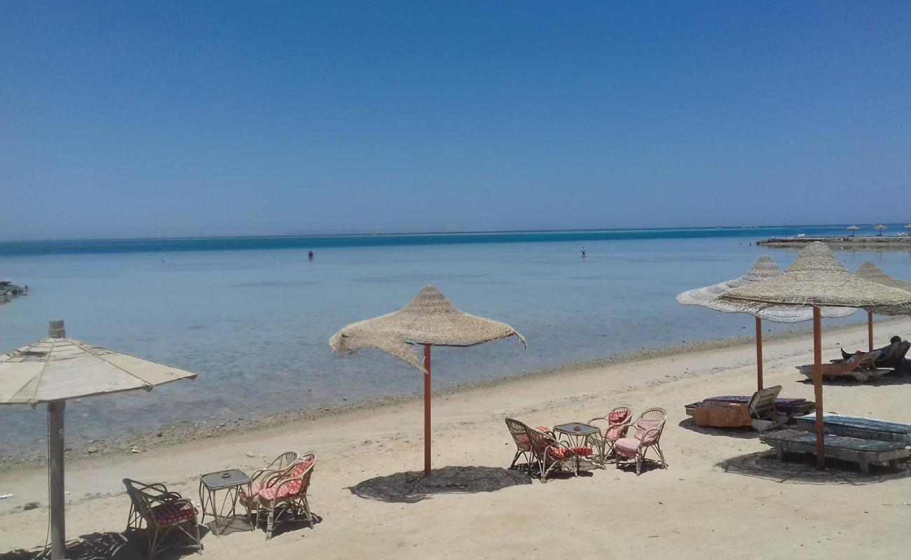 Photo de El Sawaky Beach avec sable lumineux de surface