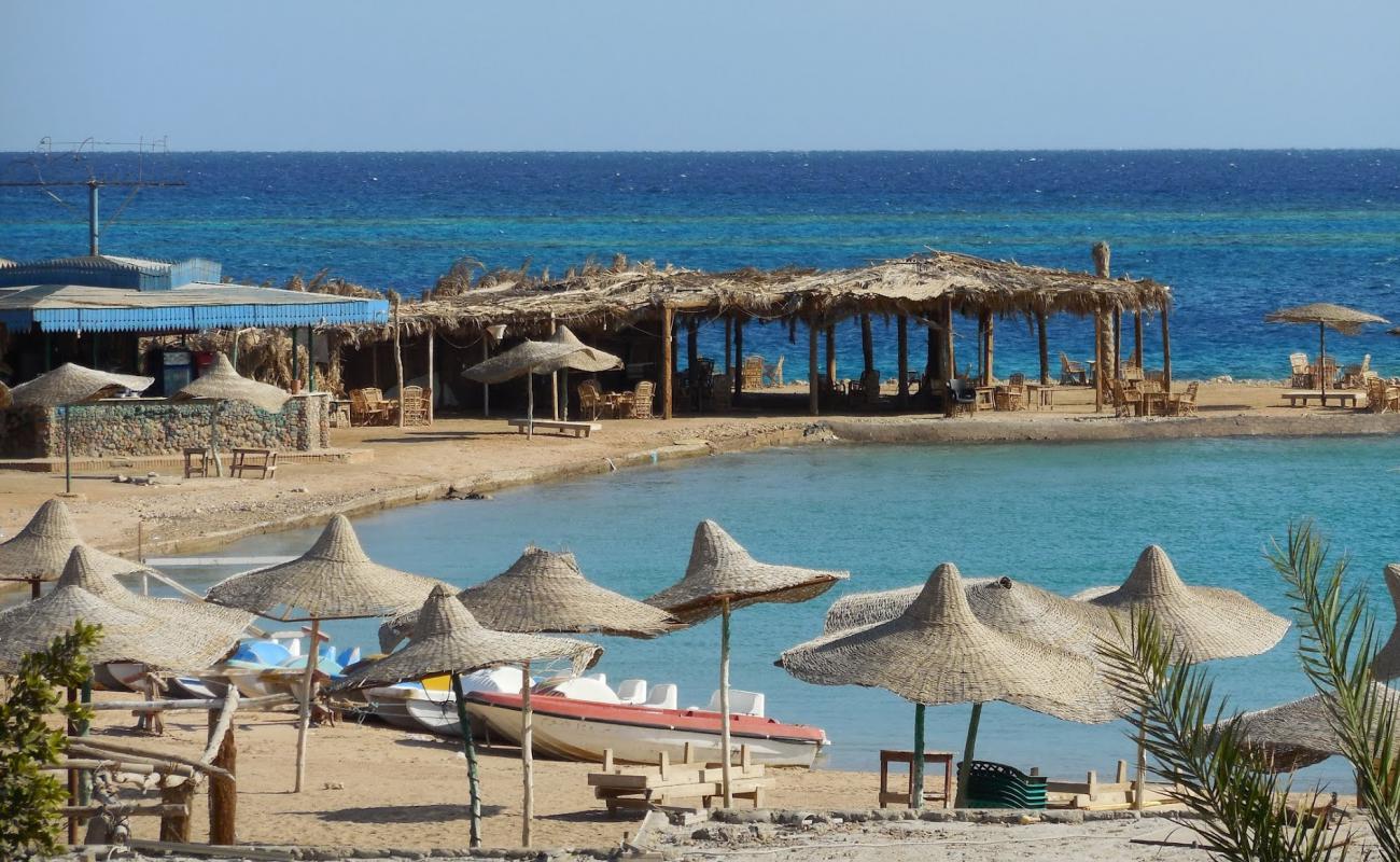 Photo de Sundayes Beach avec sable lumineux de surface