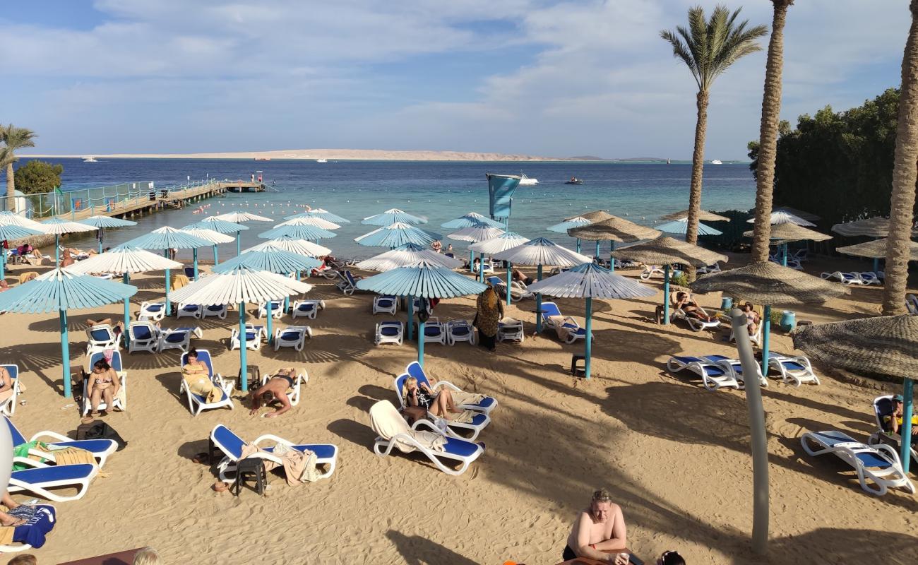 Photo de Public Beach El Fayroz avec sable beige de surface