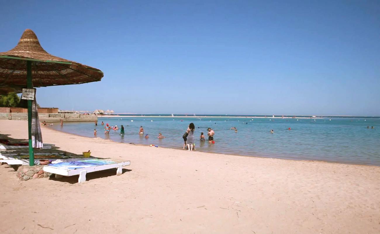 Photo de White Beach Resort avec sable lumineux de surface