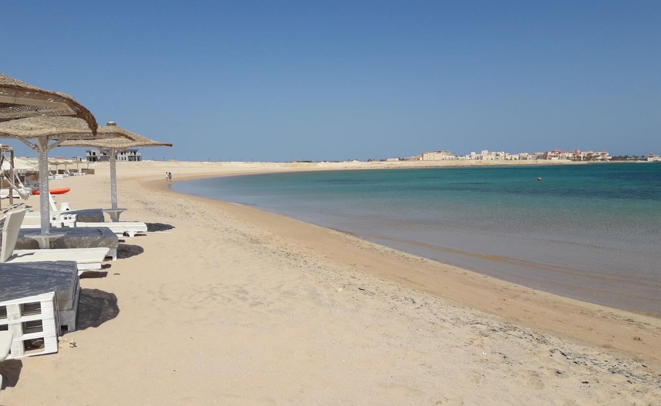 Photo de White beach avec sable lumineux de surface