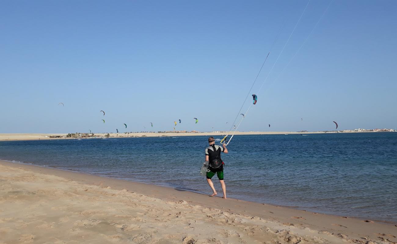 Photo de Mesca Beach avec sable lumineux de surface