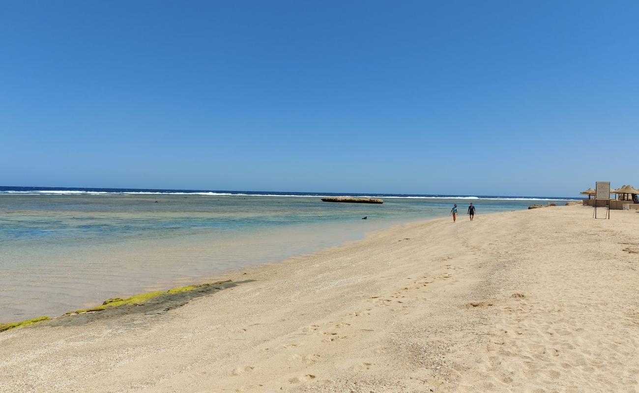 Photo de Pensee Royal Garden avec sable lumineux de surface