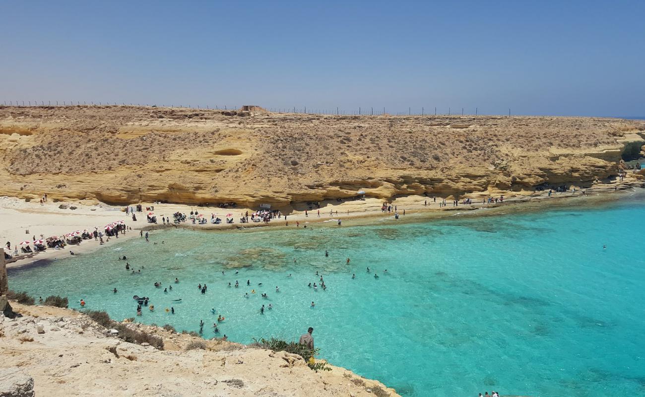 Photo de Ageeba Beach avec sable beige de surface