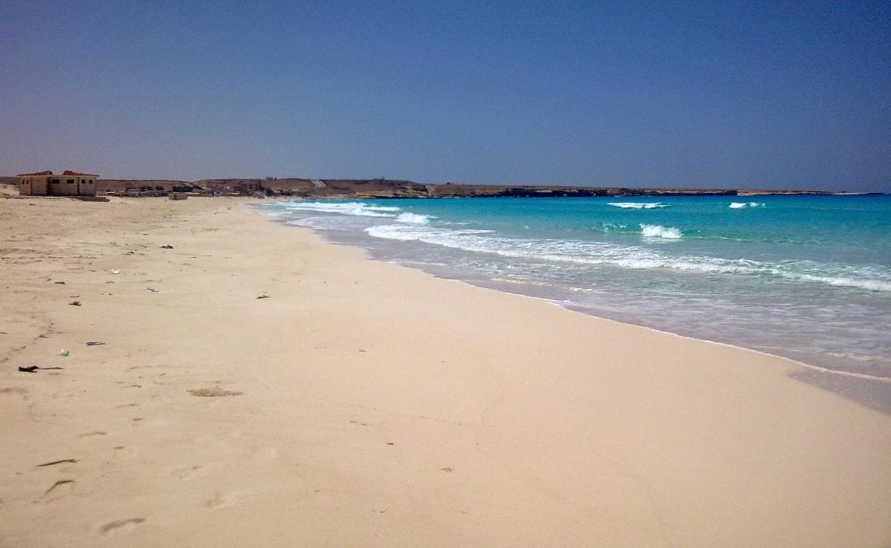 Photo de Umm al-Rakhm Beach avec sable beige de surface