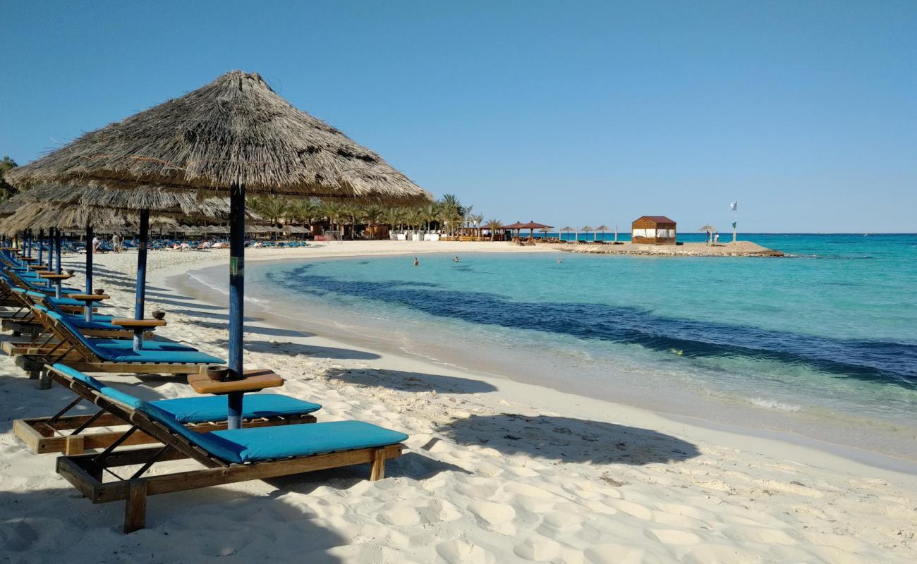 Photo de Carols Rivage Beach avec sable fin blanc de surface