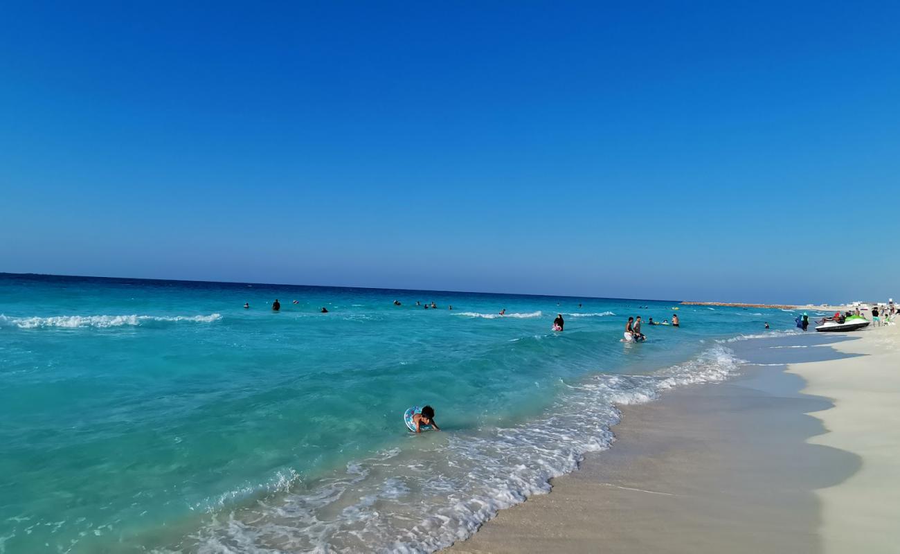 Photo de White Emerald Beach avec sable blanc de surface