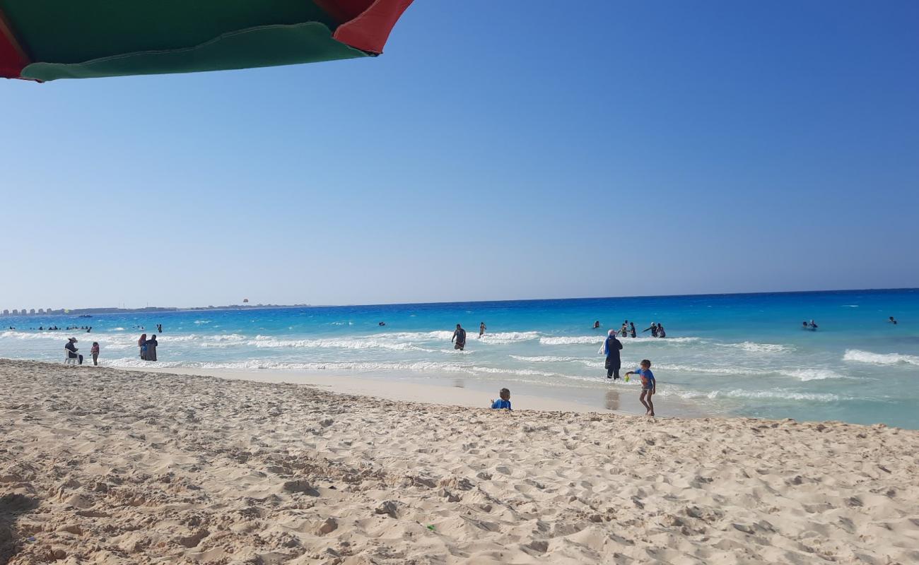 Photo de Nosour Al Abyad Beach avec sable blanc de surface