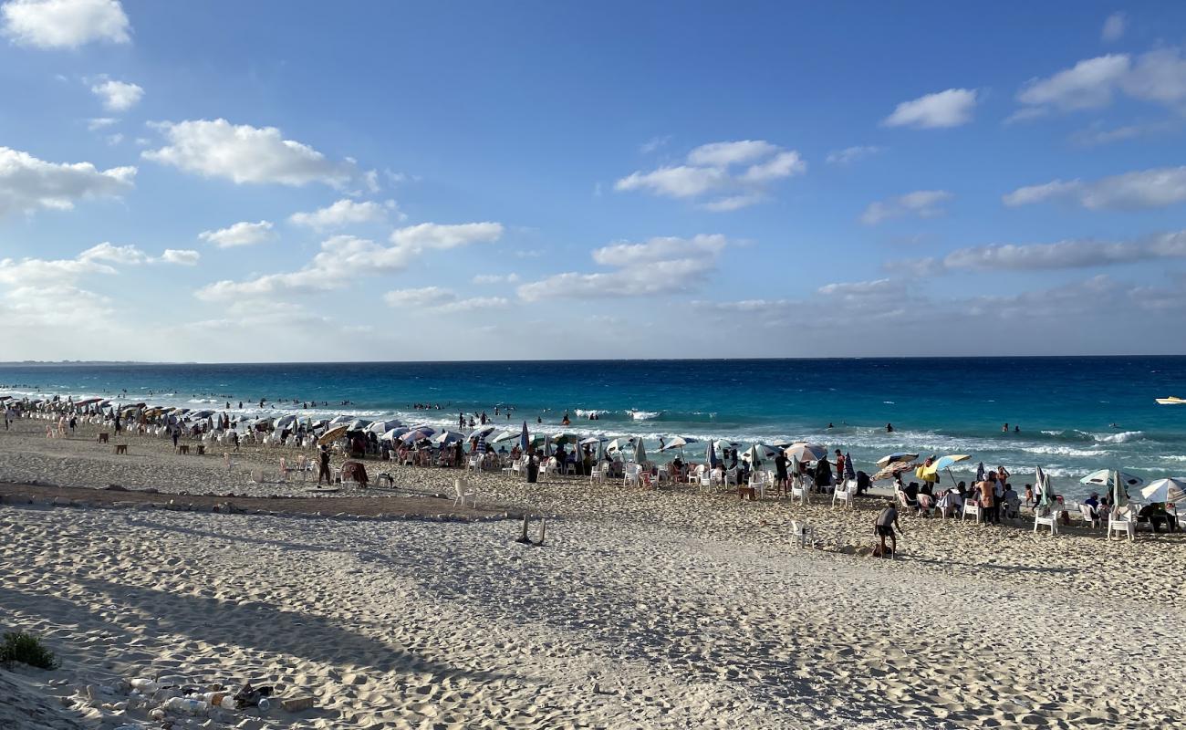 Photo de Dora Al Abyad Beach avec sable fin blanc de surface