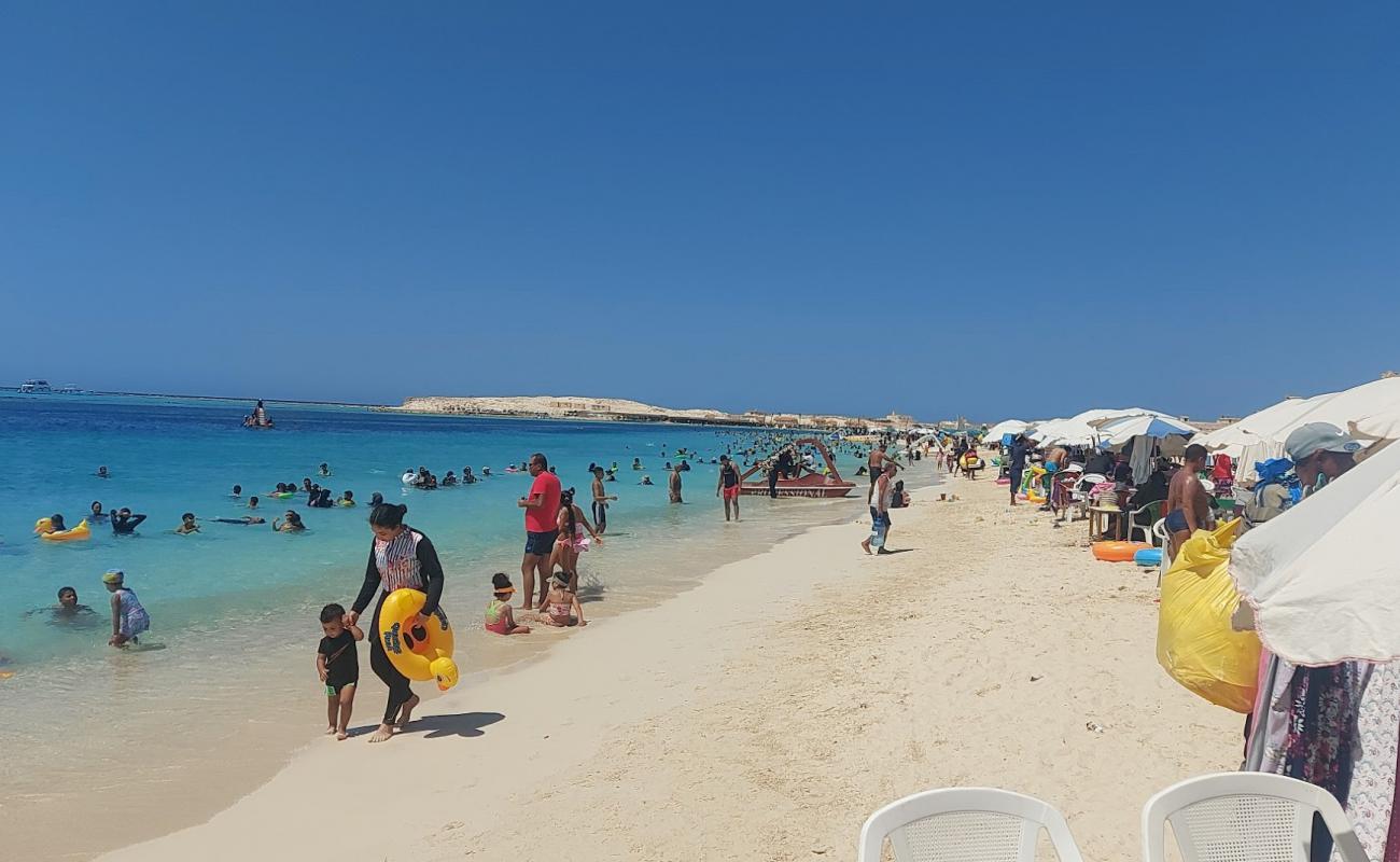 Photo de Al Mubarak Beach avec sable beige fin de surface