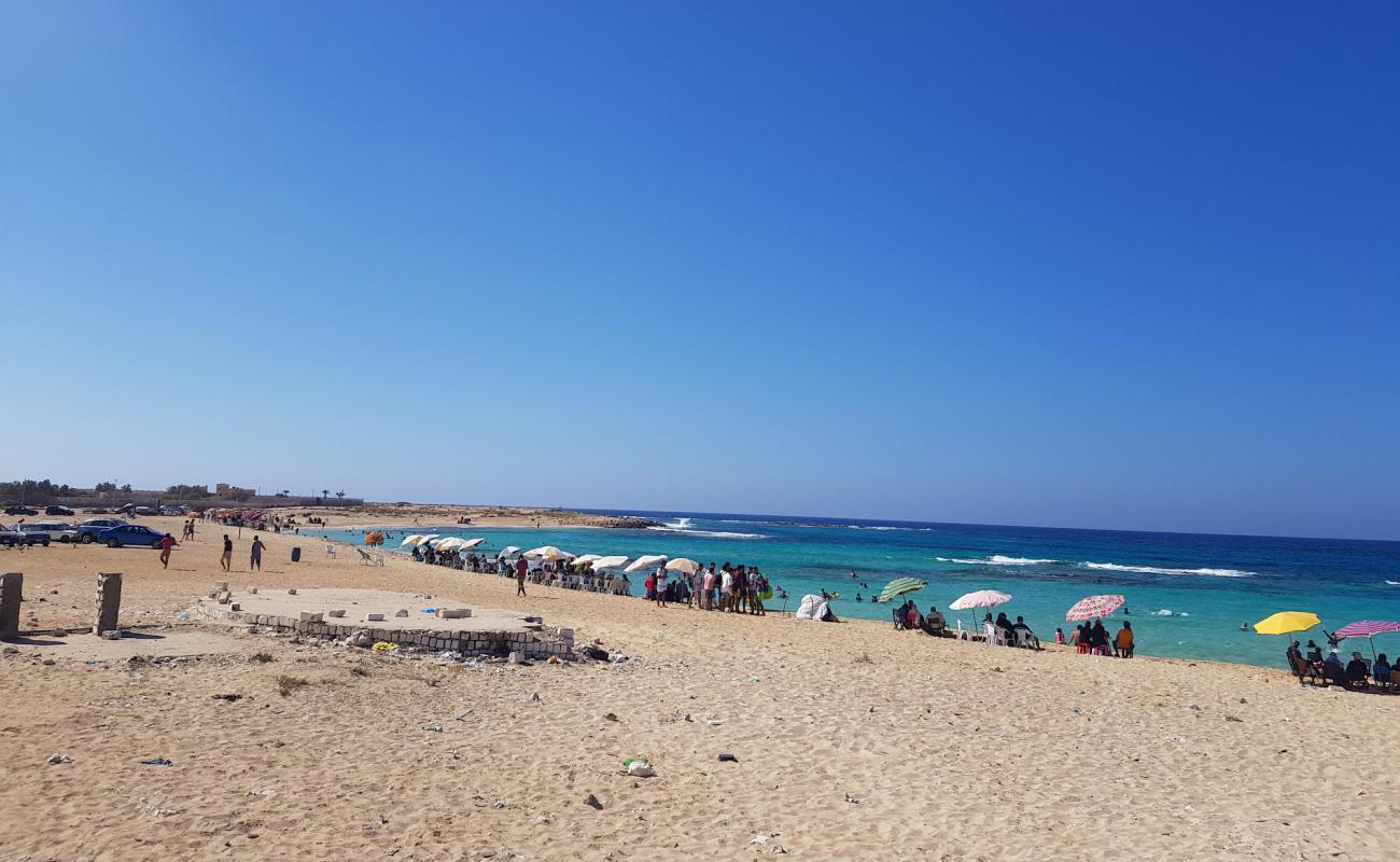 Photo de Minaa Alhasheesh beach avec sable fin et lumineux de surface