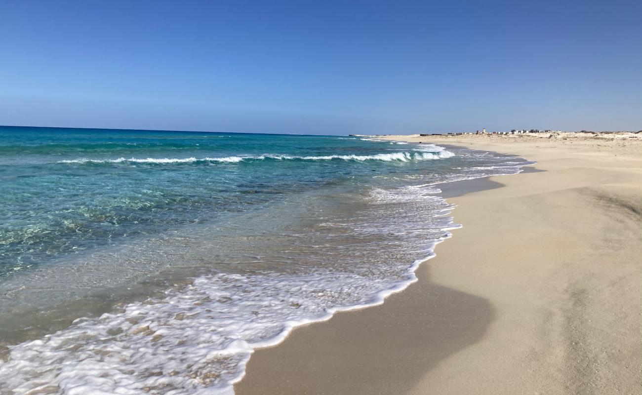 Photo de Golgota Beach avec sable beige de surface