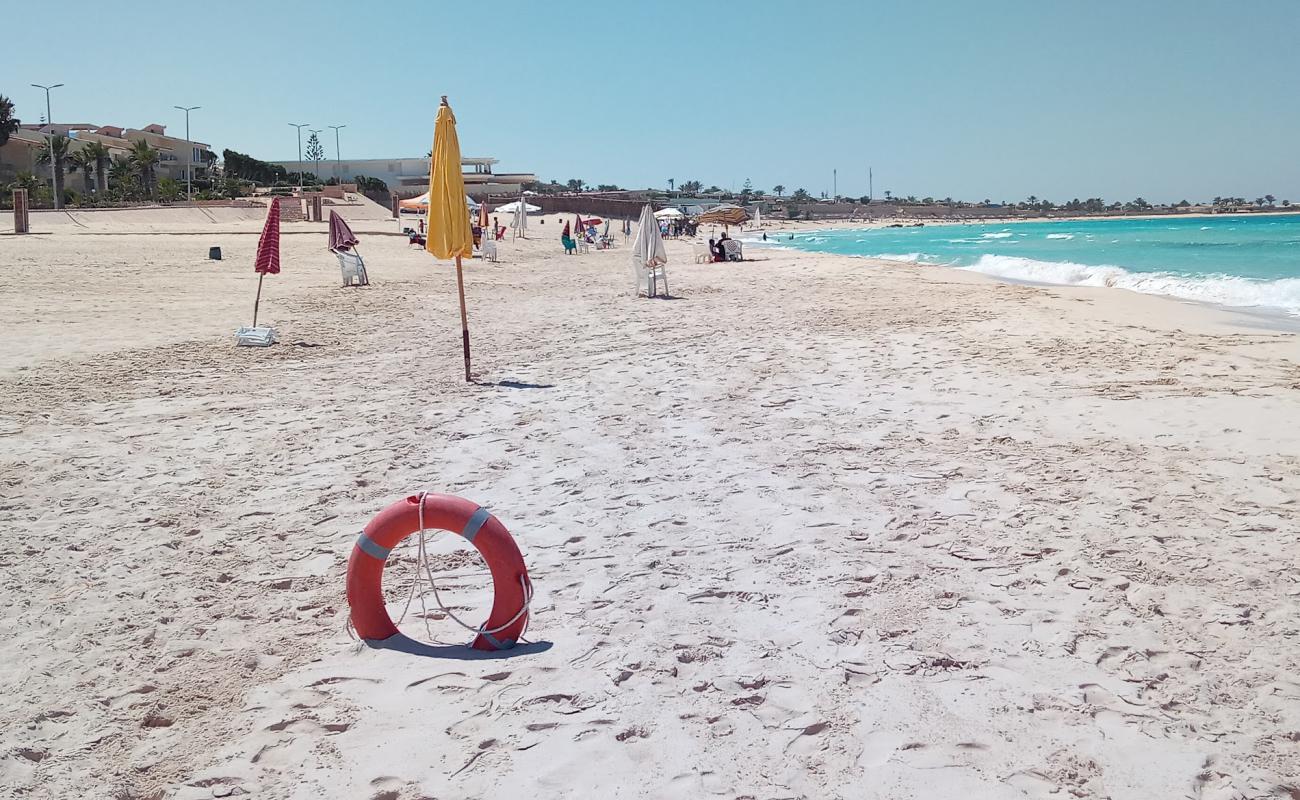 Photo de Baghoosh Beach avec sable fin et lumineux de surface